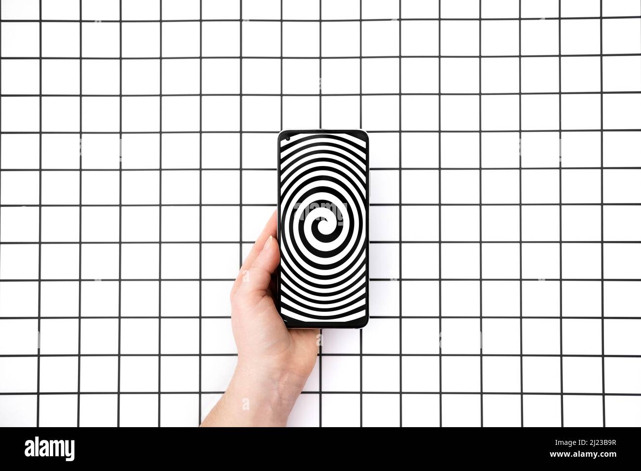 Addiction numérique, smartphone accro. Doomdéfilement, tout est mauvais concept avec l'écran hypnotique de smartphone Banque D'Images