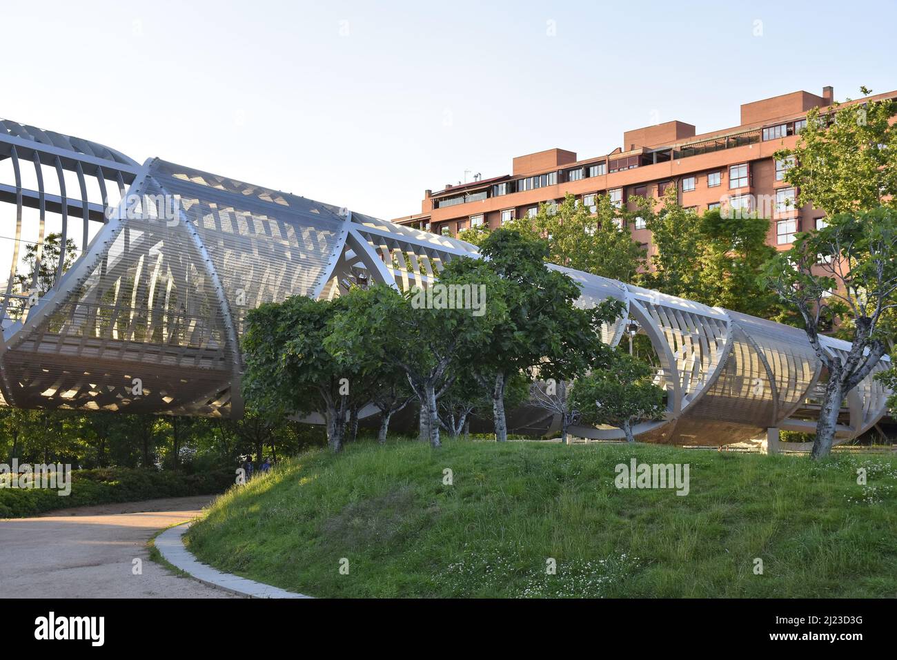Construction moderne en acier de la passerelle Puente de Arganzuela, conçue par l'architecte français Dominique Perrault à Madrid en Espagne. Banque D'Images