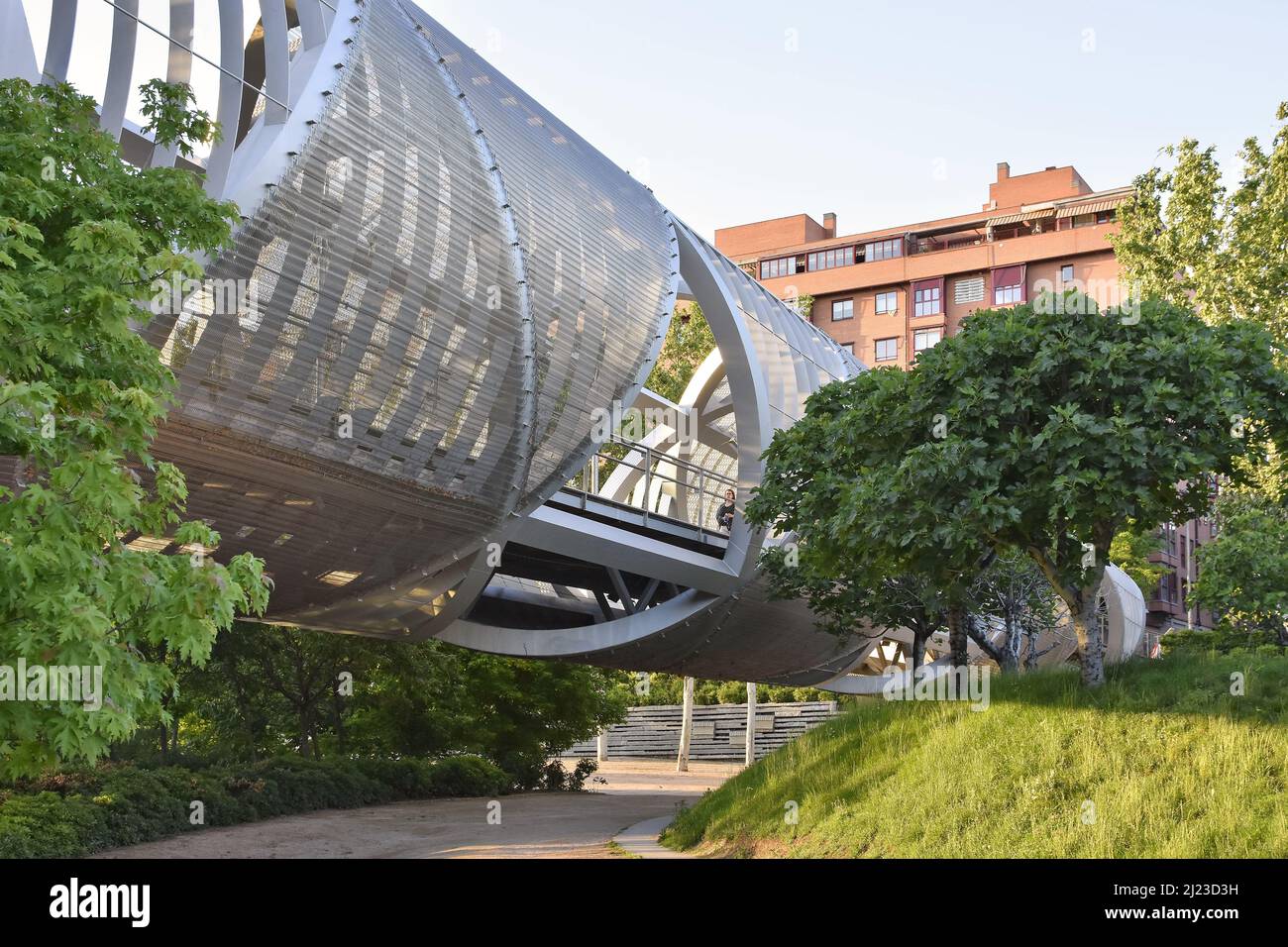 Construction moderne en acier de la passerelle Puente de Arganzuela, conçue par l'architecte français Dominique Perrault à Madrid en Espagne. Banque D'Images