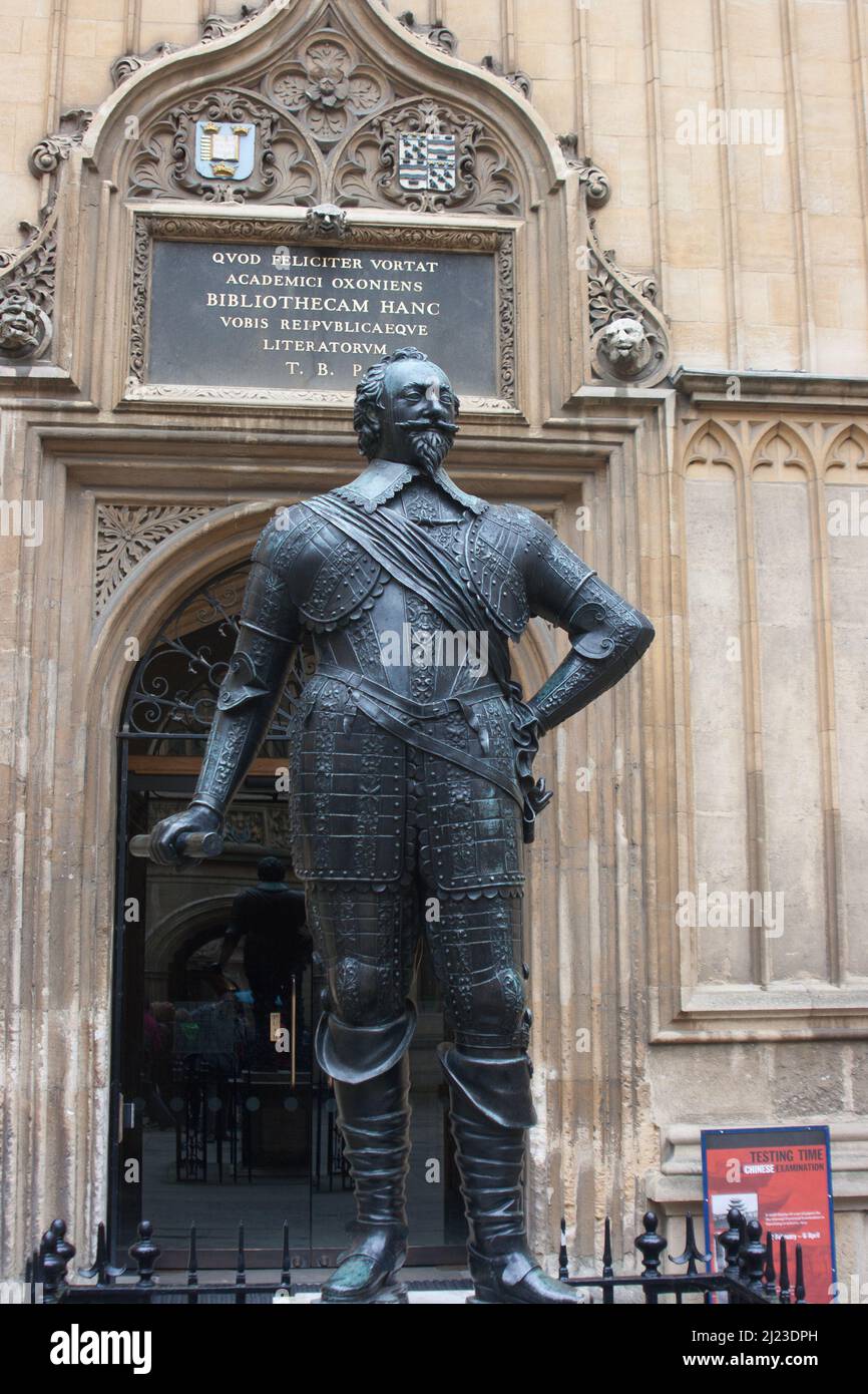Statue de bronze de William Herbert, 3rd comte de Pembroke (1580–1630) devant l'entrée principale de la bibliothèque Old Bodleian, Oxford Banque D'Images