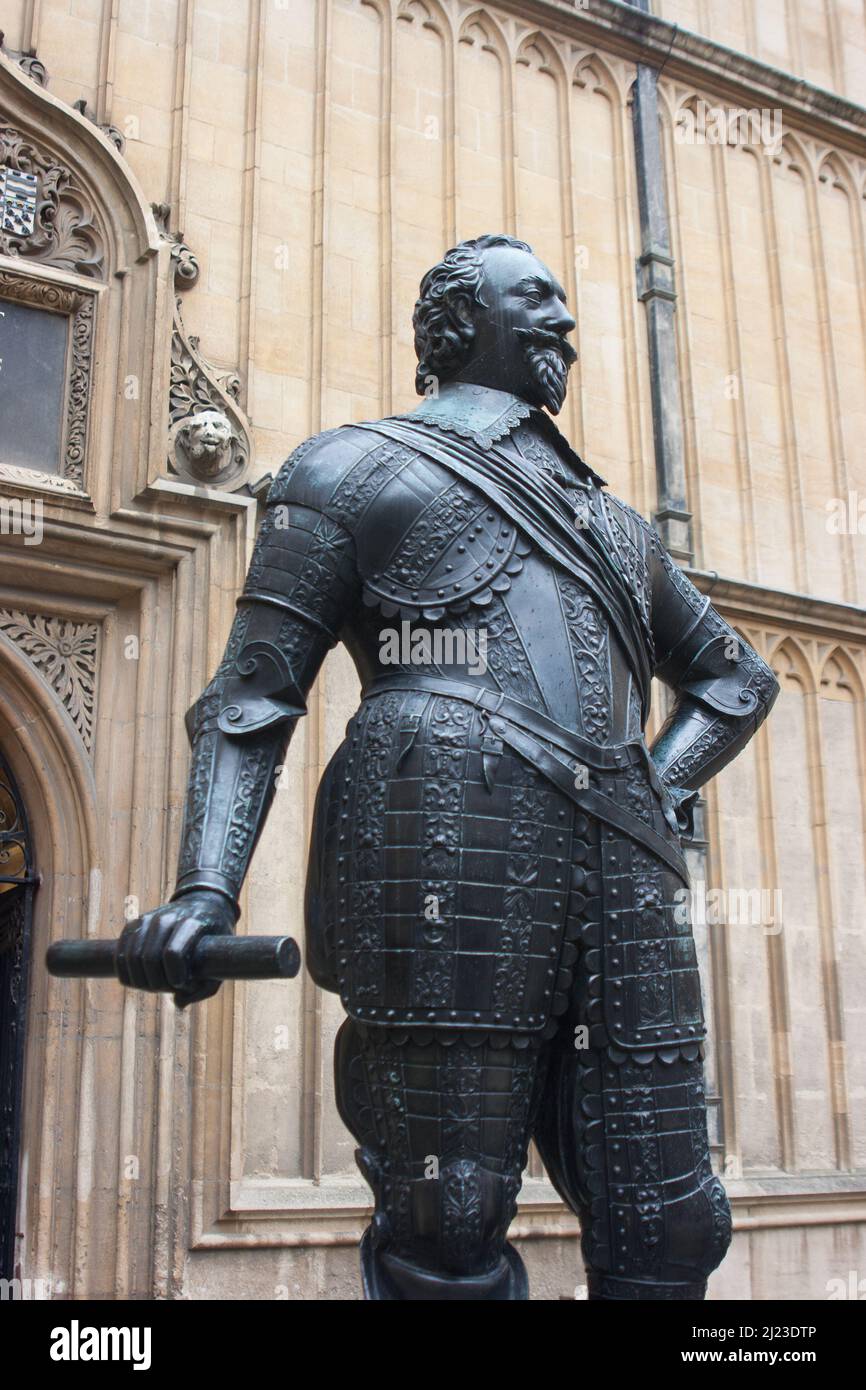 Statue de bronze de William Herbert, 3rd comte de Pembroke (1580–1630) devant l'entrée principale de la bibliothèque Old Bodleian, Oxford Banque D'Images