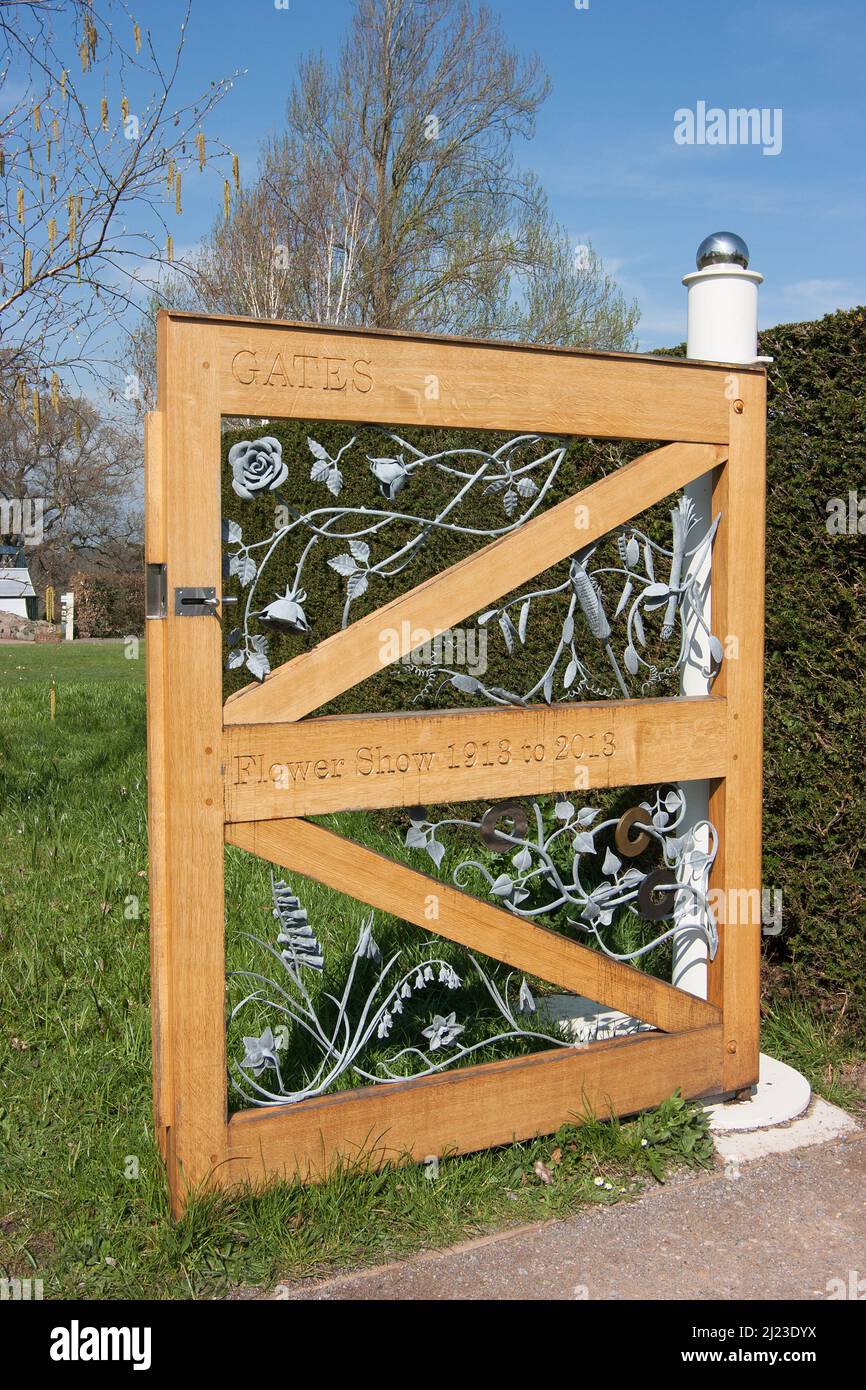 Porte en bois avec des fleurs en volants pour commémorer 100 ans de spectacles de fleurs 1918-2018 au RHS Wisley Garden, Surrey, Angleterre Banque D'Images
