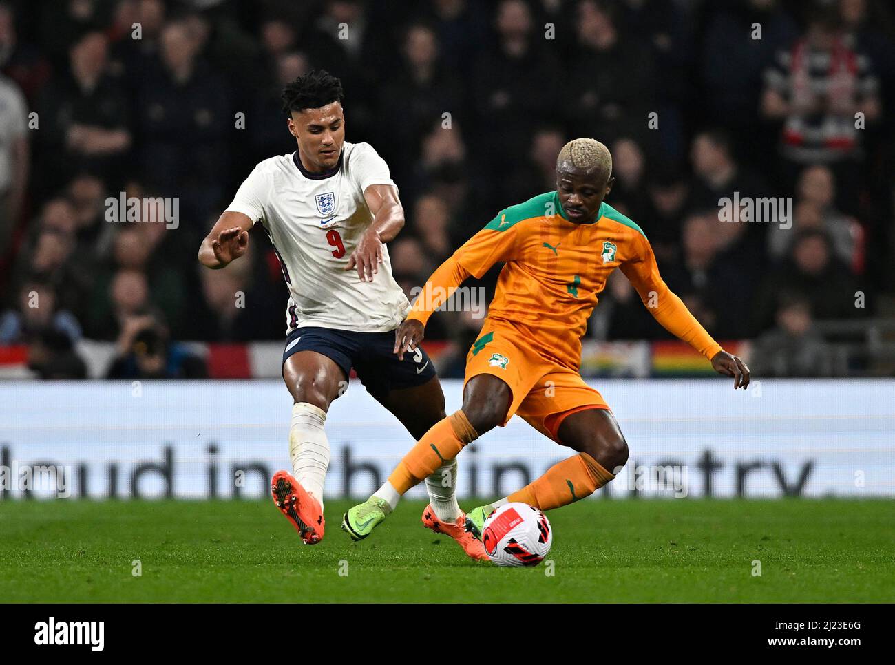 Londres, Royaume-Uni. 29th mars 2022. Ollie Watkins (Angleterre) et Jean Michael Seri (Côte d'Ivoire) lors du match international amical entre l'Angleterre et la Côte d'Ivoire au stade Wembley, le 29th 2022 mars à Londres, en Angleterre. (Photo de Garry Bowden/phcimages.com) crédit: Images de la SSP/Alamy Live News Banque D'Images