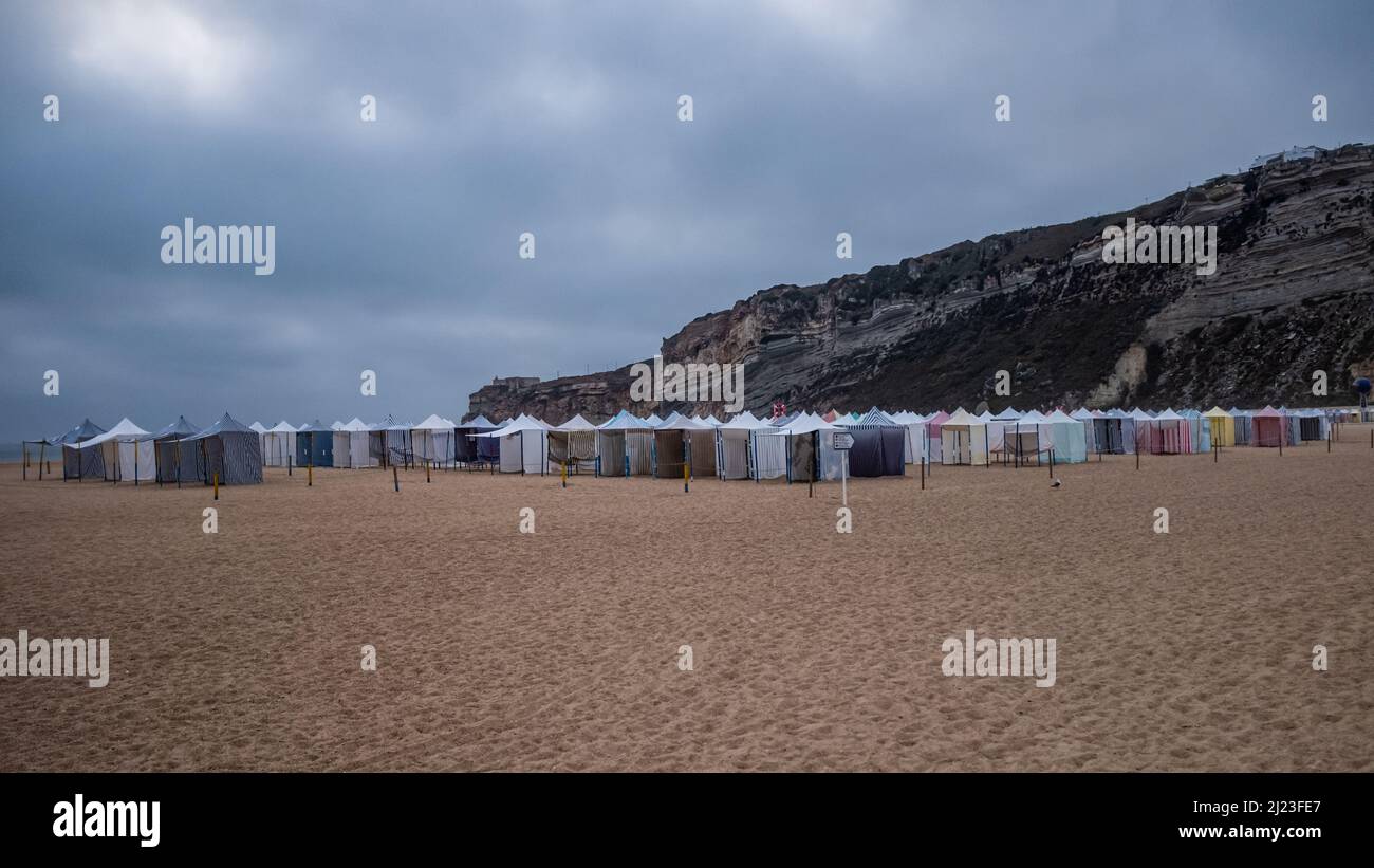 Tentes saisonnières en toile sur la plage Nazaré Estrémadure Ribatejo Portugal Banque D'Images