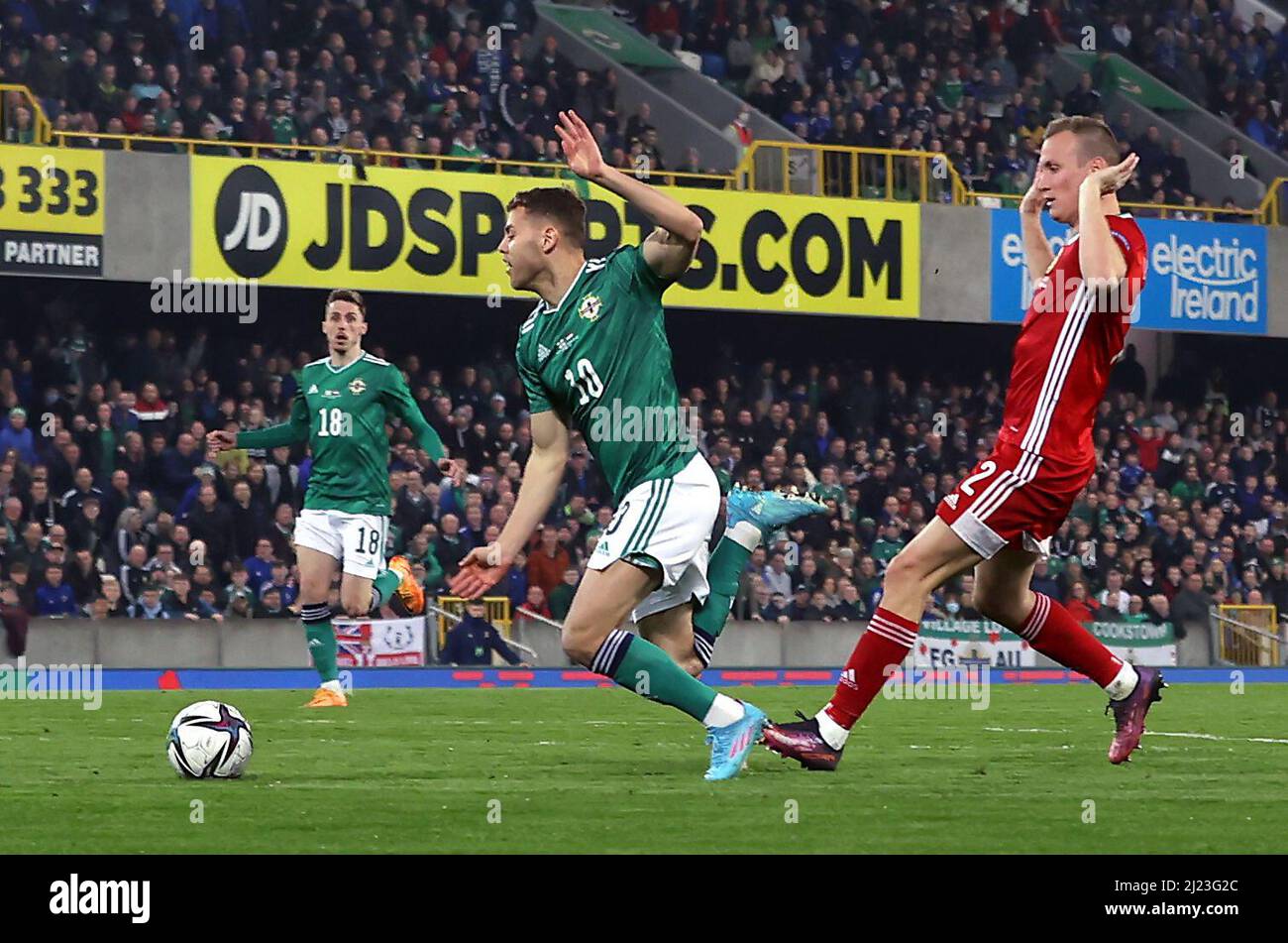 Dion Charles d'Irlande du Nord et Adam Lang (à droite) de Hongrie se battent pour le bal lors du match international amical à Windsor Park, Belfast. Date de la photo: Mardi 29 mars 2022. Banque D'Images