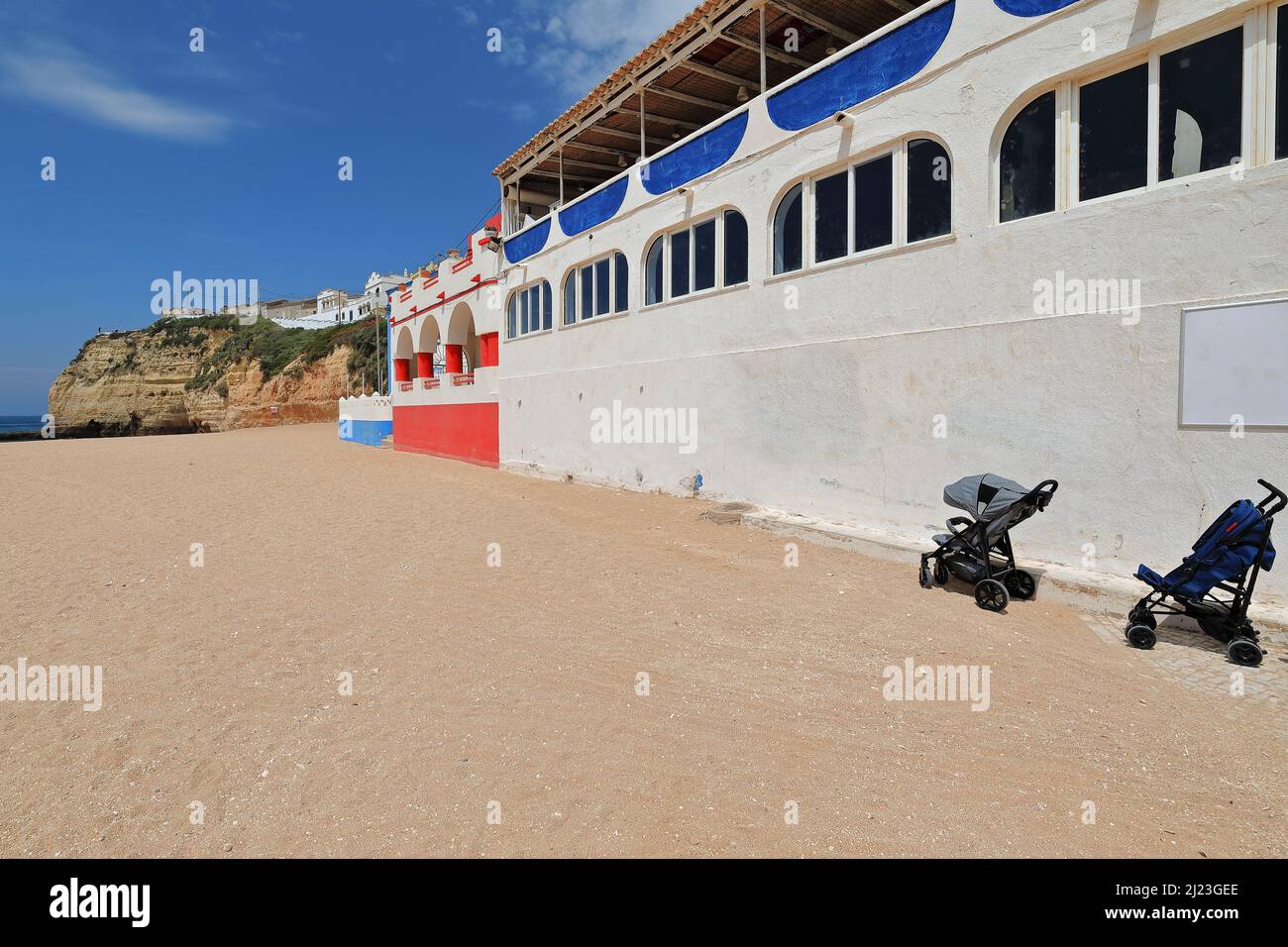 Front de mer des maisons du côté de la falaise du nord-ouest. Carvoeiro-Portugal-178 Banque D'Images