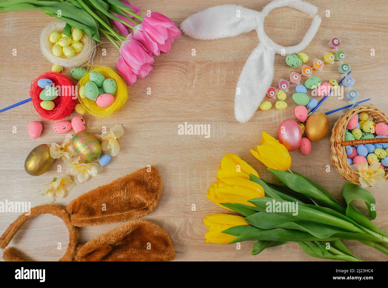 Arrière-plan de Pâques. Joyeux Noël. Bonne bannière pâques. Tulipes. Pâques. Bannière. Espace de copie Banque D'Images