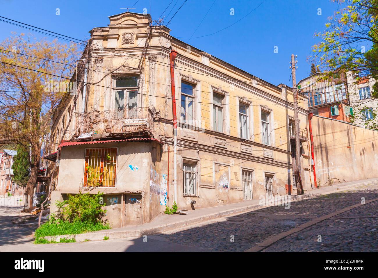 Tbilissi vue sur la rue vide avec de vieilles maisons de séjour lors d'une journée ensoleillée d'été Banque D'Images