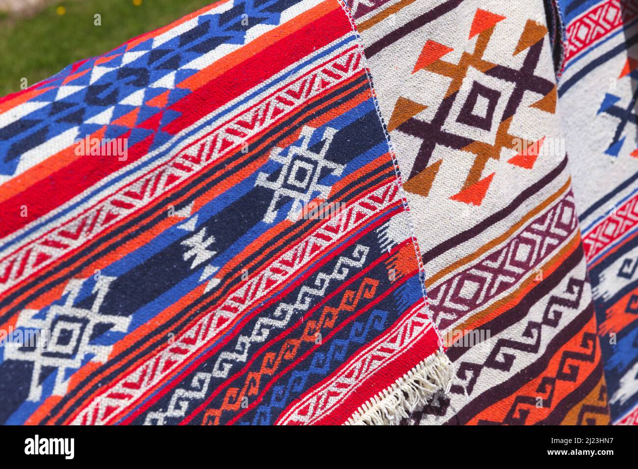 Assortiment de tapis en laine avec ornements orientaux traditionnels colorés. Gros plan avec une attention sélective prise sur le marché de Tbilissi, Georg Banque D'Images