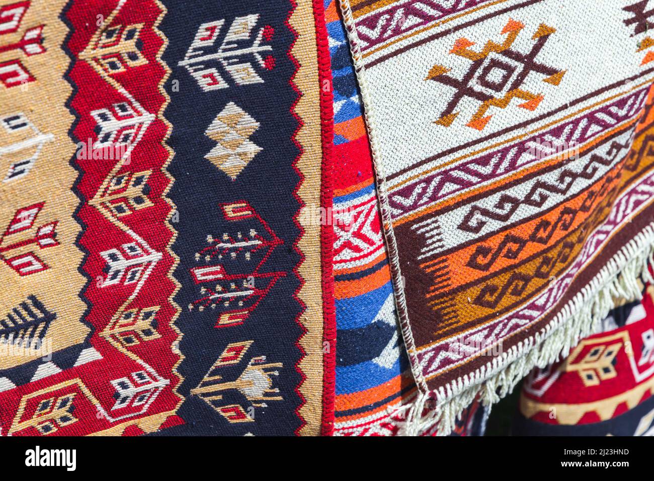 Tapis en laine avec ornements orientaux traditionnels colorés. Gros plan sur le marché de Tbilissi, en Géorgie Banque D'Images