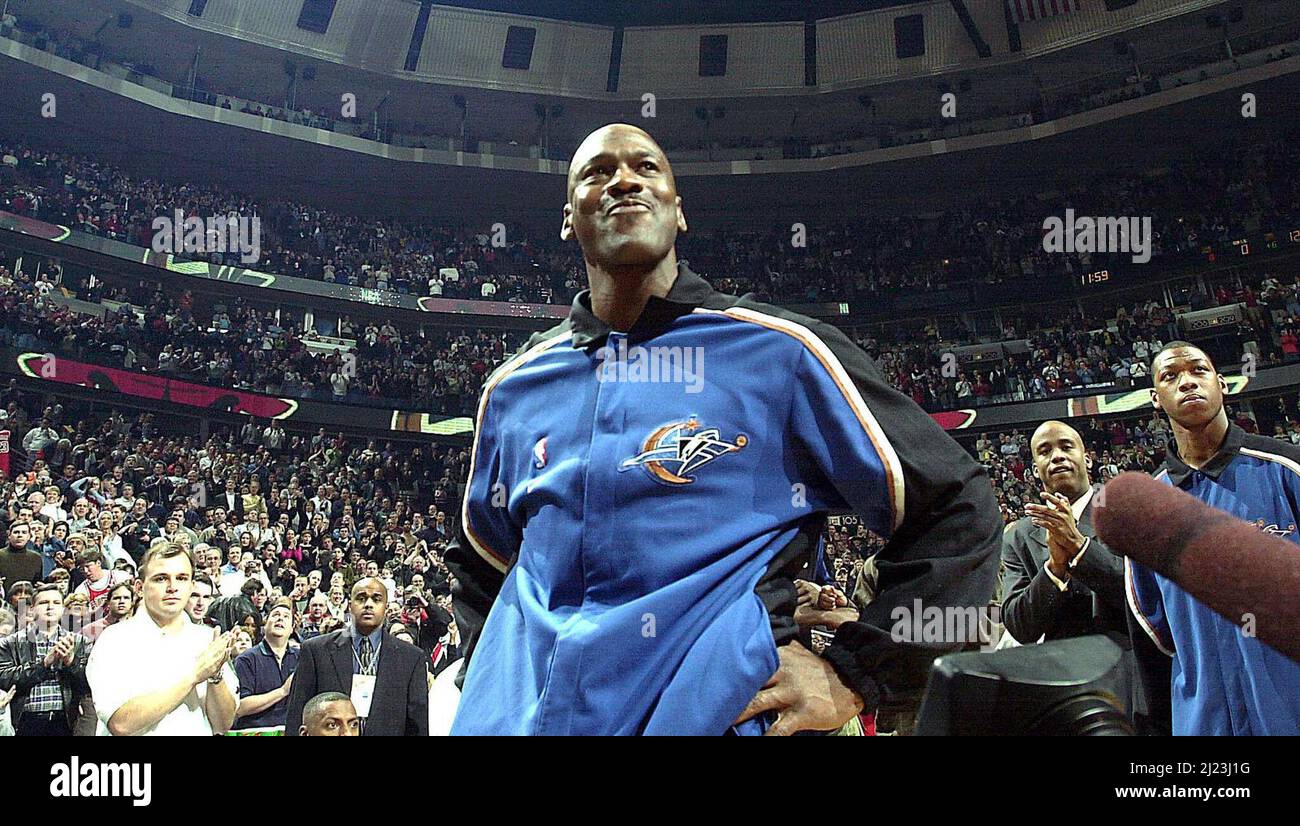 14 février 2022 : Michael Jordan s'émotif lors d'une ovation après  l'introduction d'un joueur à son retour au United Center à Chicago avec les  Wizards en 2002. (Credit image: © Charles Cherney/Chicago