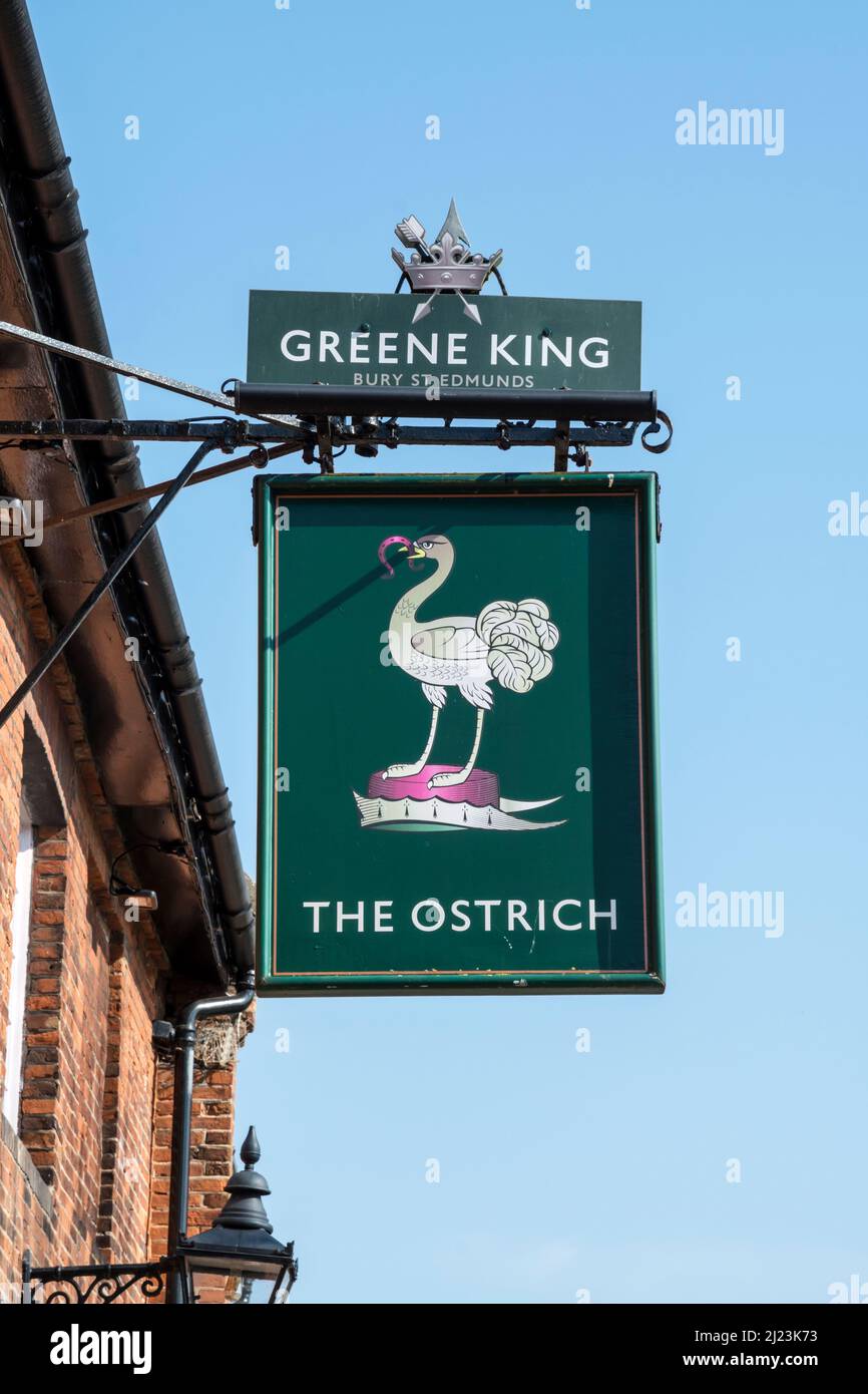 Le panneau pour le pub Ostrich dans le village de Norfolk de Castle Acre. Banque D'Images