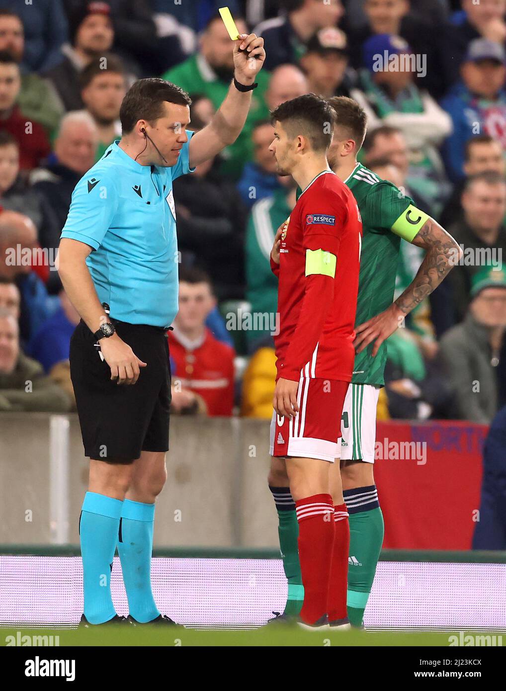 L'arbitre Rob Harvey (à gauche) présente une carte jaune à Adam Nagy en Hongrie et à Stuart Dallas en Irlande du Nord lors du match international amical à Windsor Park, à Belfast. Date de la photo: Mardi 29 mars 2022. Banque D'Images