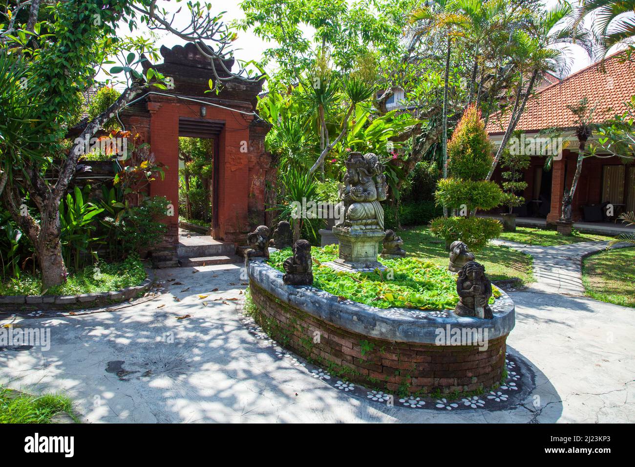 Vue sur les jardins de l'hôtel Laghawa Beach Inn à Sanur, Bali, Indonésie. Banque D'Images