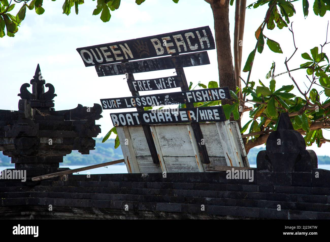 Un vieux panneau redondant pour la plage de Queen's Beach à Jimbaran à Bali, Indonésie. Banque D'Images