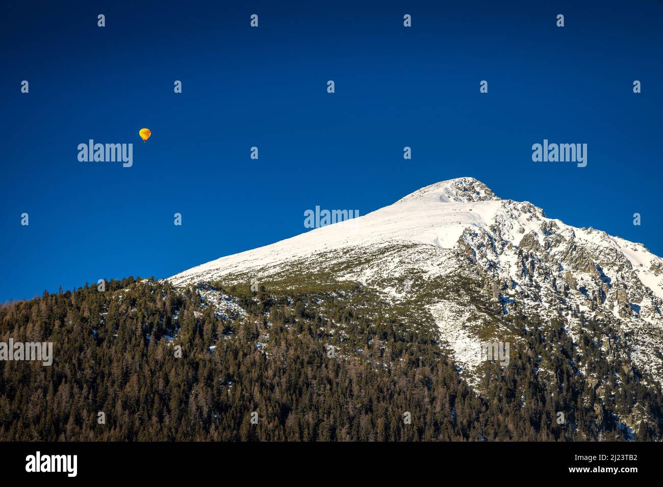 Vol en montgolfière au-dessus de la montagne enneigée Solisko dans le parc national des Hautes Tatras, Slovaquie, Europe. Banque D'Images