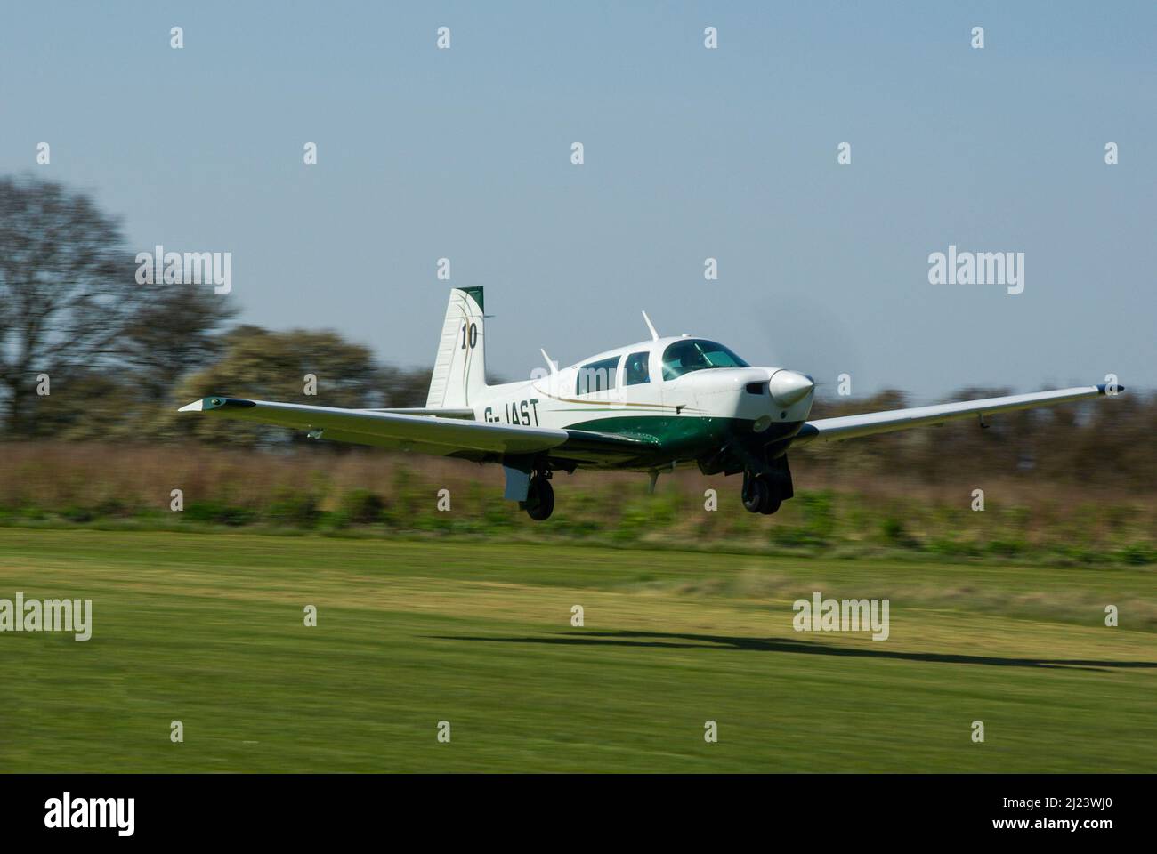 Mooney Aircraft Corporation Mooney M20J G-JAST 'Race 10', départ pour la course aérienne du Royal Aero Club à Great Oakley, Essex. Michael Willis pilote Banque D'Images