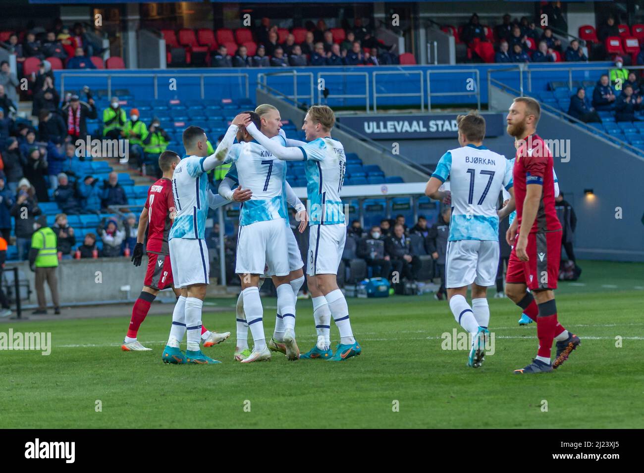 Oslo, Norvège 29 mars 2022, Joshua King de Norvège fête avec son coéquipier après avoir atteint un but contre l'Arménie lors du match international amical entre la Norvège et l'Arménie au stade d'Ullevaal à Oslo, Norvège. Credit: Nigel Waldron/Alamy Live News Banque D'Images