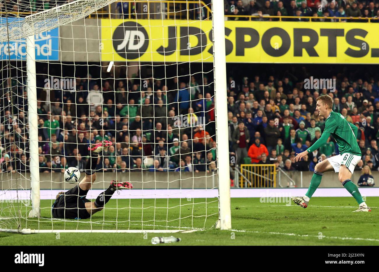 Le gardien de but hongrois Denes Dibusz fait une économie auprès de George Saville (à droite), en Irlande du Nord, lors du match international amical au Windsor Park, à Belfast. Date de la photo: Mardi 29 mars 2022. Banque D'Images