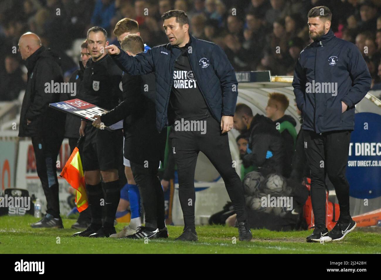 Hartlepool, Royaume-Uni. 29th mars 2022. HARTLEPOOL, ROYAUME-UNI. 29th MARS Graeme Lee, le Manager de Hartlepool United, explique à ses joueurs ce qu'il veut lors du match de la Sky Bet League 2 entre Hartlepool United et Mansfield Town à Victoria Park, Hartlepool, le mardi 29th mars 2022. (Crédit : Scott Llewellyn | MI News) crédit : MI News & Sport /Alay Live News Banque D'Images