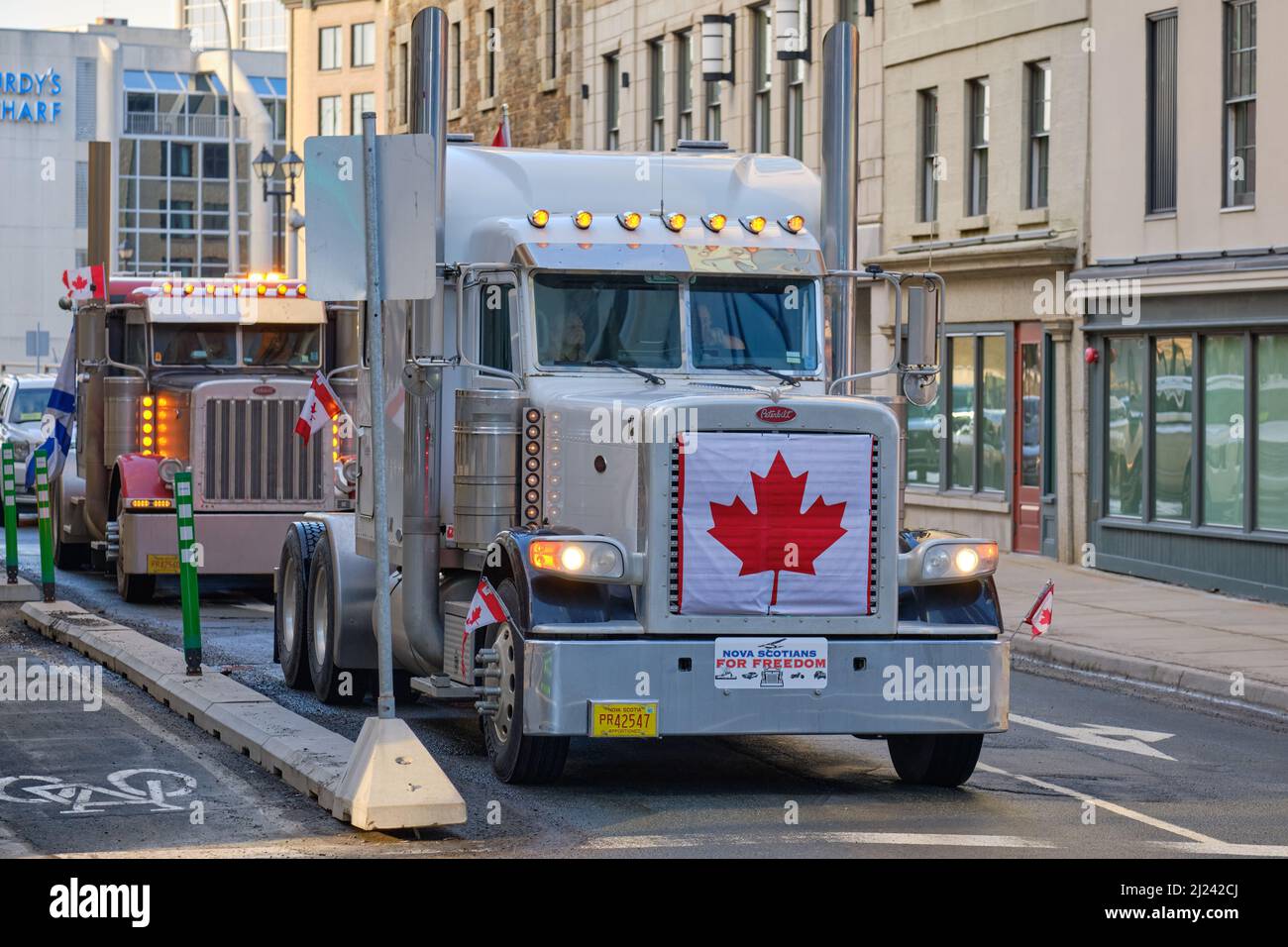 Quelques gros camions font partie du convoi de la liberté de la Nouvelle-Écosse arrivant au centre-ville de Halifax pour protester contre tous les mandats de Covid 19 Banque D'Images