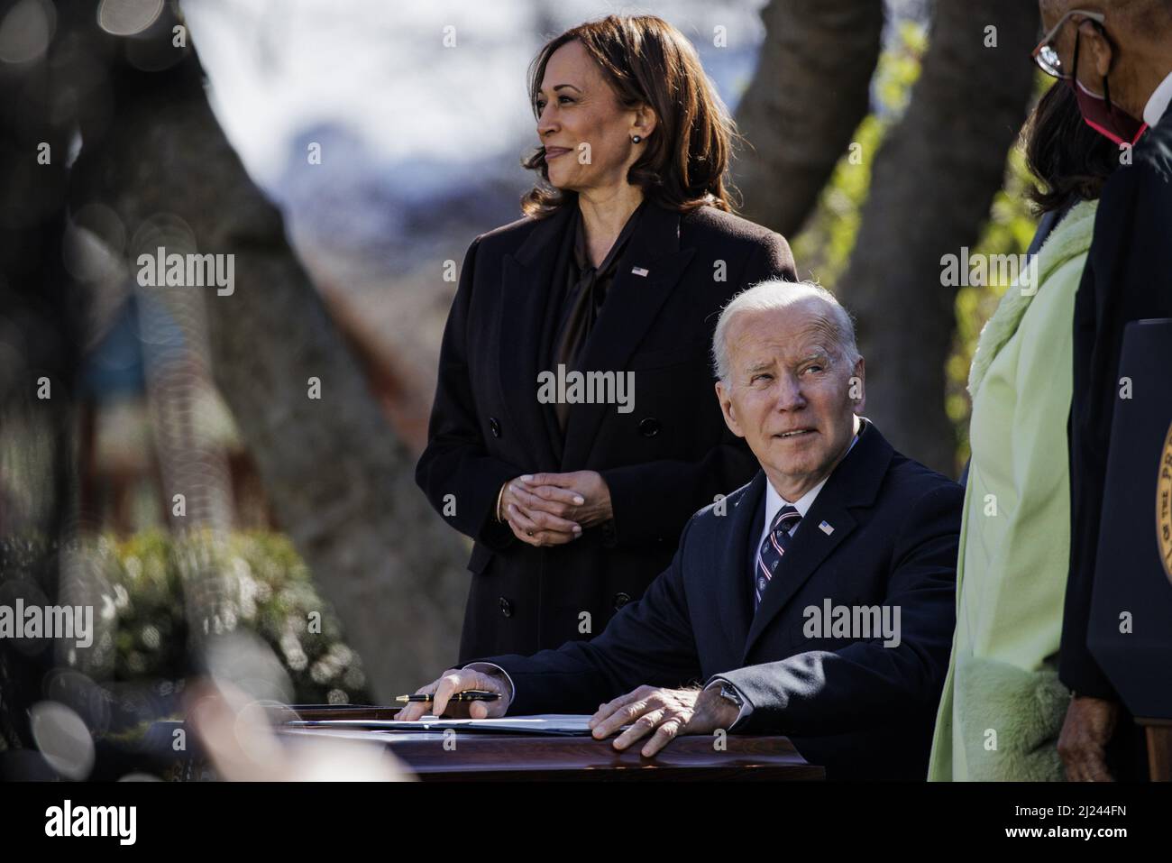 Washington, États-Unis. 29th mars 2022. Le président américain Joe Biden regarde Michelle Duster, qui est l'arrière-petite-fille d'Ida B. Wells, avant de signer H.R. 55, l'Emmett till Antilynching Act, lors d'une cérémonie dans le jardin des roses de la Maison Blanche à Washington, DC, États-Unis, le mardi 29 mars, 2022. La mesure, qui fait du lynchage un crime de haine fédéral, porte le nom de Emmett Till, qui a été lynché à l'âge de 14 ans en 1955 au Mississippi. Photo de Samuel Corum/UPI crédit: UPI/Alay Live News Banque D'Images