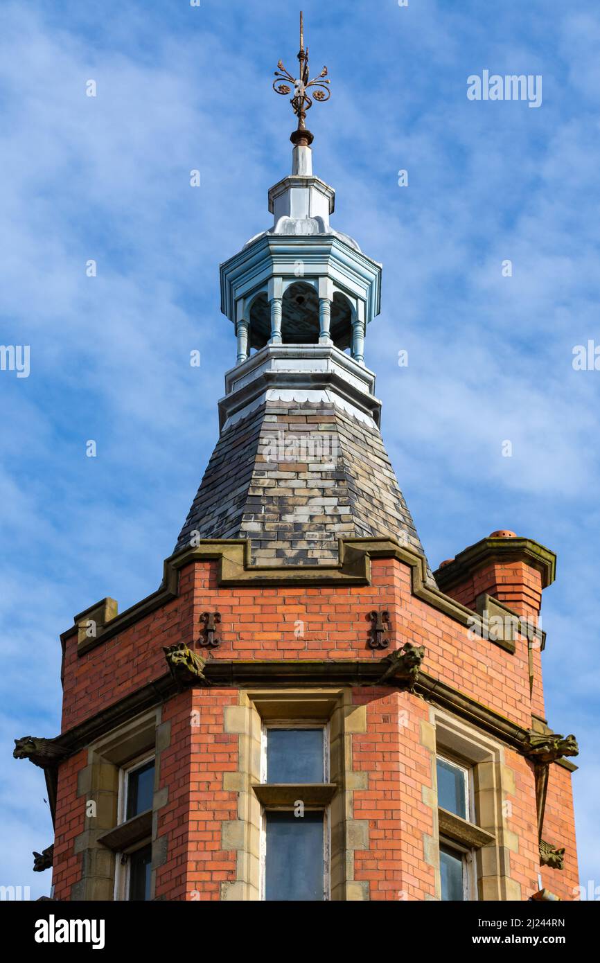 The Old courts, centre-ville de Wigan, avec ciel bleu derrière. Construit dans les années 1880, ce bâtiment est classé de grade II pour son importance historique. Wigan, Banque D'Images