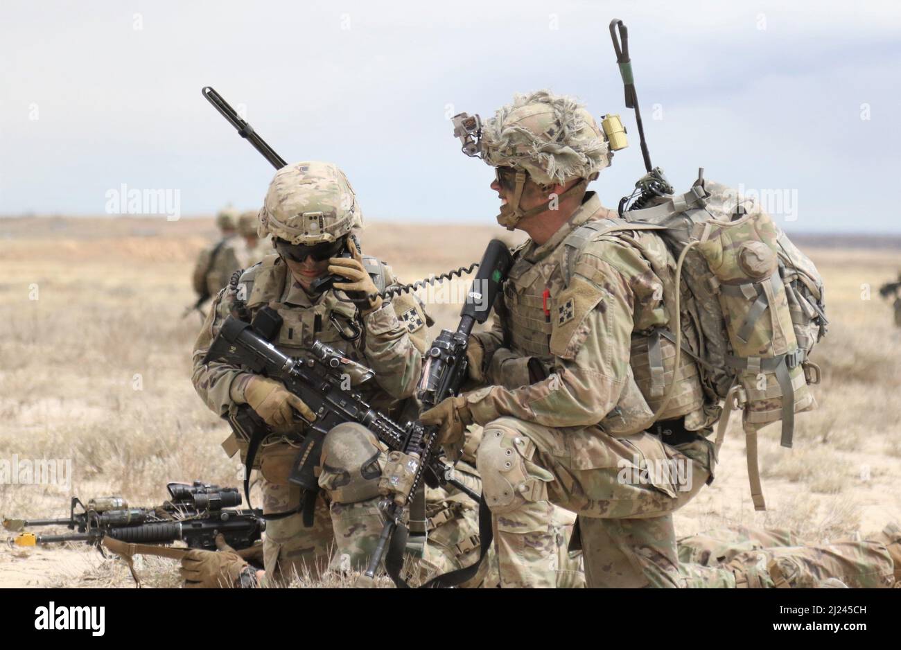 Un chef de peloton affecté à la troupe C, 3rd escadron, 61st Cavalry Regiment, 2nd Stryker Brigade, 4th Infantry Division, Parle de leur formation à la radio tout en dirigeant le mouvement vers un poste d'observation lors de l'opération Steel Eagle sur fort Carson, Colorado, 29 mars 2022. L'opération Steel Eagle est un exercice à l'échelle de la brigade conçu pour intégrer les forces de manœuvre, les feux d'artillerie et la collecte de renseignements. Photo de l'armée américaine par le Maj. Jason Elmore. Banque D'Images