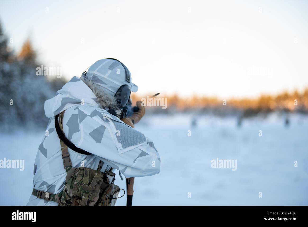 Un Airman de l’escadron de tactiques spéciales 123rd de la Garde nationale aérienne du Kentucky tire un fusil M4 dans une aire de tir à Grubbnäsour, en Suède, le 13 janvier 2022. Quinze membres des 123rd STS — y compris les contrôleurs de combat; les parasauveteurs; le personnel spécial de reconnaissance; la recherche, l'évasion, Des troupes de résistance et d'évasion, et des aviateurs de soutien, sont venus ici pour renforcer leurs relations avec les partenaires européens lors d'un cours d'entraînement sur la guerre dans l'arctique. (É.-U. Photo de la Garde nationale aérienne par Phil Speck) Banque D'Images
