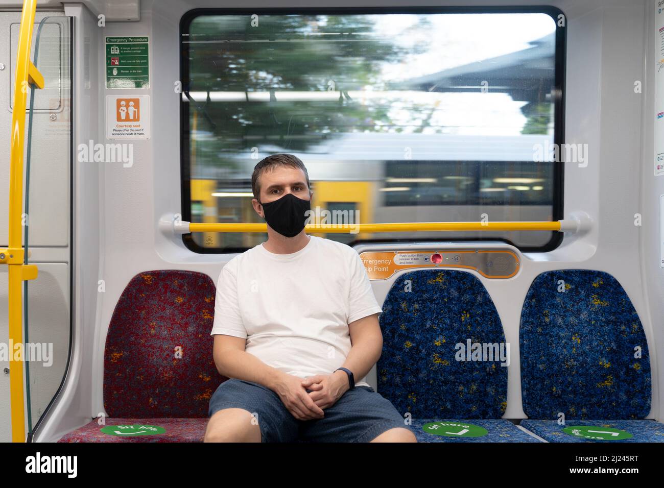Tristesse Homme assis dans un train Banque D'Images