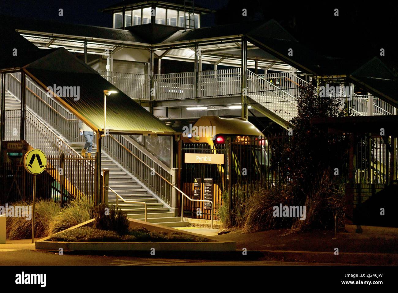 La gare de Pymble la nuit, Sydney, Australie Banque D'Images