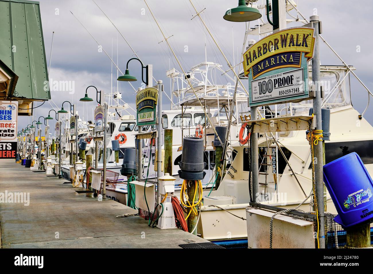 Destin de la pêche sportive et commerciale bateaux amarrés à la marina de loisirs Harborwalk en Destin, Floride USA. Banque D'Images