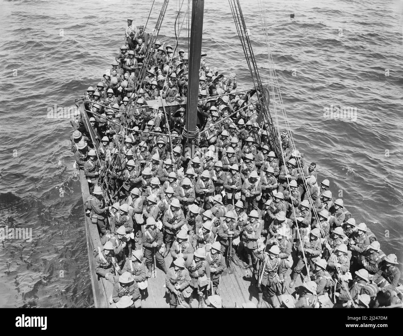 Lancashire Fusiliers de la Brigade 125th, 42nd (East Lancashire) Division, en direction de Cape Helles, Gallipoli, mai 1915. Les soldats viennent de débarquez à bord du Trawler 318 du transport SS Nile, du pont duquel la photo a été prise. Banque D'Images