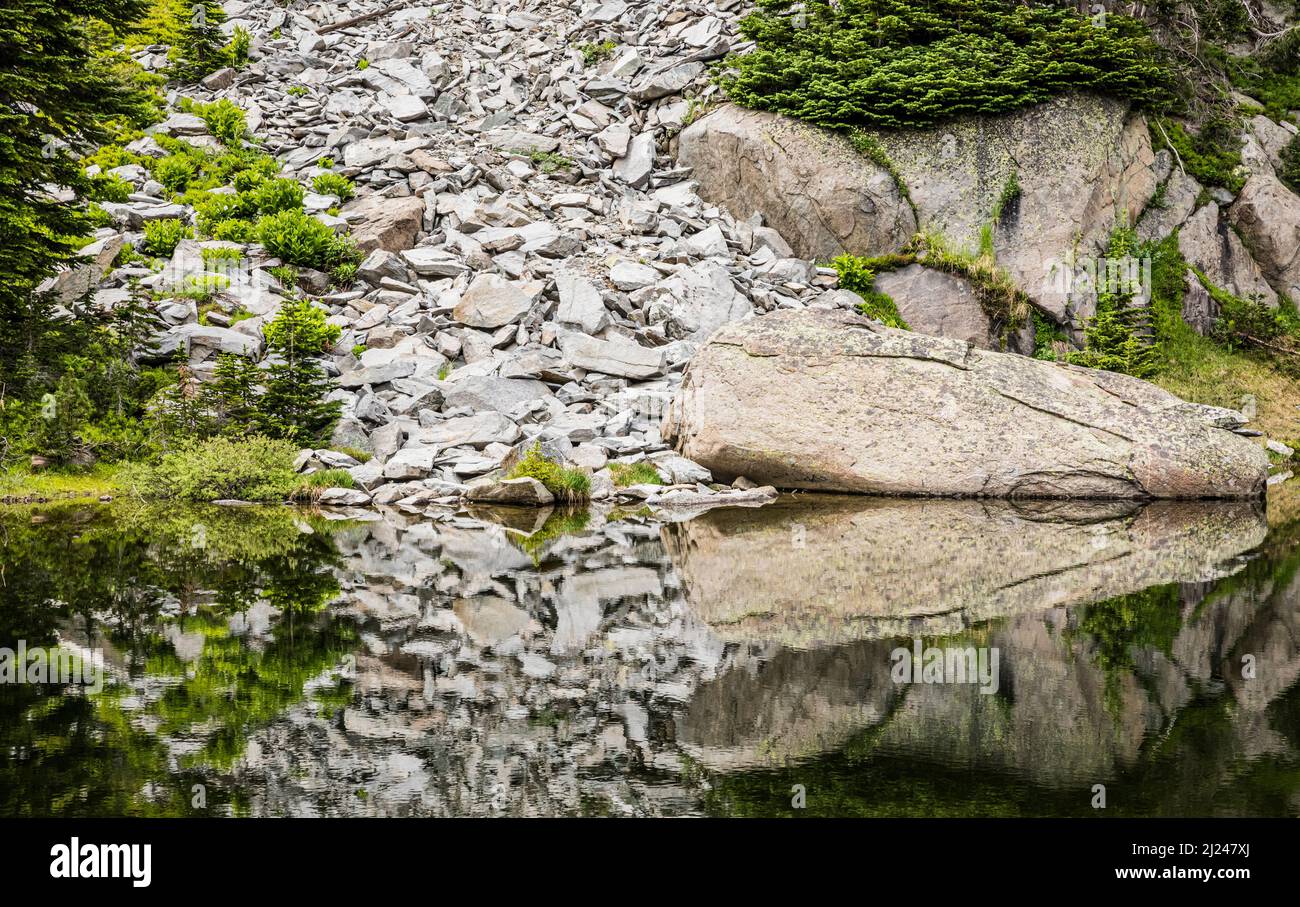 Réflexions dans le lac Granite sur la piste de Blue Lake dans la chaîne de montagnes Crazy, Montana, Etats-Unis. Banque D'Images