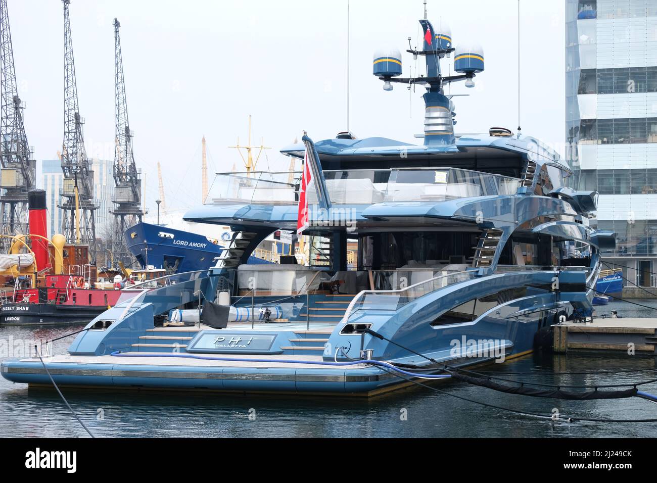 Londres, Royaume-Uni, 29th mars 2022. Le superyacht « Phi » amarré à Canary Wharf a été détenu par les autorités britanniques quelques heures avant qu'il ne soit mis à naviguer, après qu'une enquête ait révélé les liens de son propriétaire avec la Russie. Le navire d'une valeur de £38 millions était dans la ville pour prendre part à une cérémonie de remise des prix de Superyacht et serait le premier navire saisi dans les eaux britanniques. Le secrétaire aux Transports Grant Shapps a déclaré que la détention enverrait un « avertissement bâclé à Poutine et à ses acolytes ». Onzième heure Photographie/Alamy Live News Banque D'Images