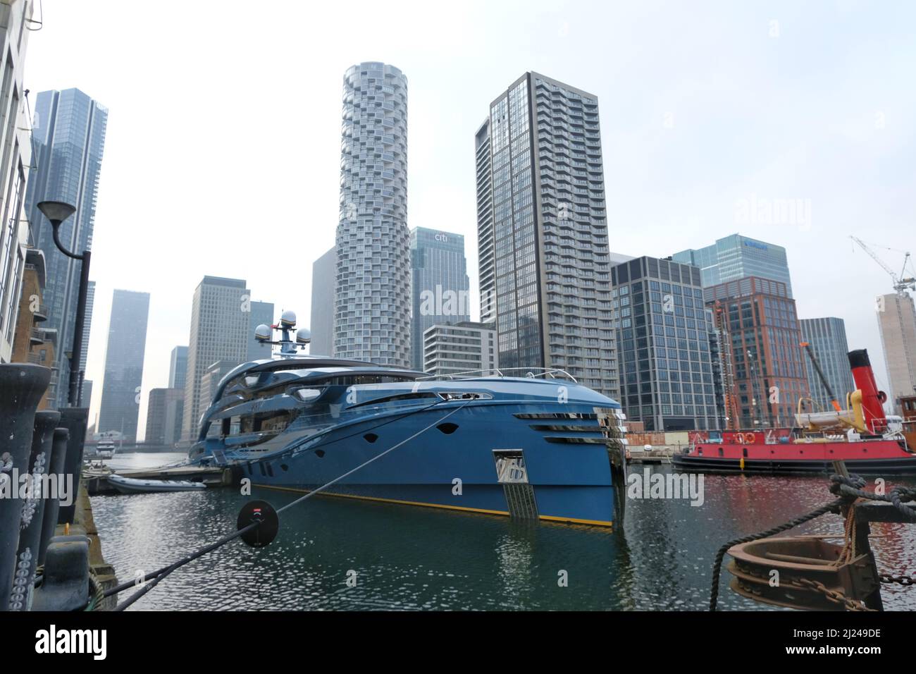 Londres, Royaume-Uni, 29th mars 2022. Le superyacht « Phi » amarré à Canary Wharf a été détenu par les autorités britanniques quelques heures avant qu'il ne soit mis à naviguer, après qu'une enquête ait révélé les liens de son propriétaire avec la Russie. Le navire d'une valeur de £38 millions était dans la ville pour prendre part à une cérémonie de remise des prix de Superyacht et serait le premier navire saisi dans les eaux britanniques. Le secrétaire aux Transports Grant Shapps a déclaré que la détention enverrait un « avertissement bâclé à Poutine et à ses acolytes ». Onzième heure Photographie/Alamy Live News Banque D'Images