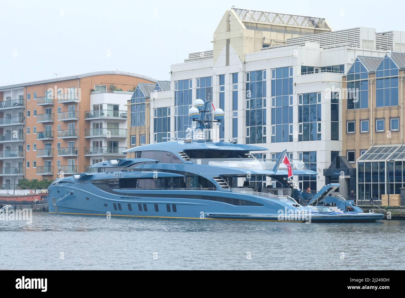 Londres, Royaume-Uni, 29th mars 2022. Le superyacht « Phi » amarré à Canary Wharf a été détenu par les autorités britanniques quelques heures avant qu'il ne soit mis à naviguer, après qu'une enquête ait révélé les liens de son propriétaire avec la Russie. Le navire d'une valeur de £38 millions était dans la ville pour prendre part à une cérémonie de remise des prix de Superyacht et serait le premier navire saisi dans les eaux britanniques. Le secrétaire aux Transports Grant Shapps a déclaré que la détention enverrait un « avertissement bâclé à Poutine et à ses acolytes ». Onzième heure Photographie/Alamy Live News Banque D'Images