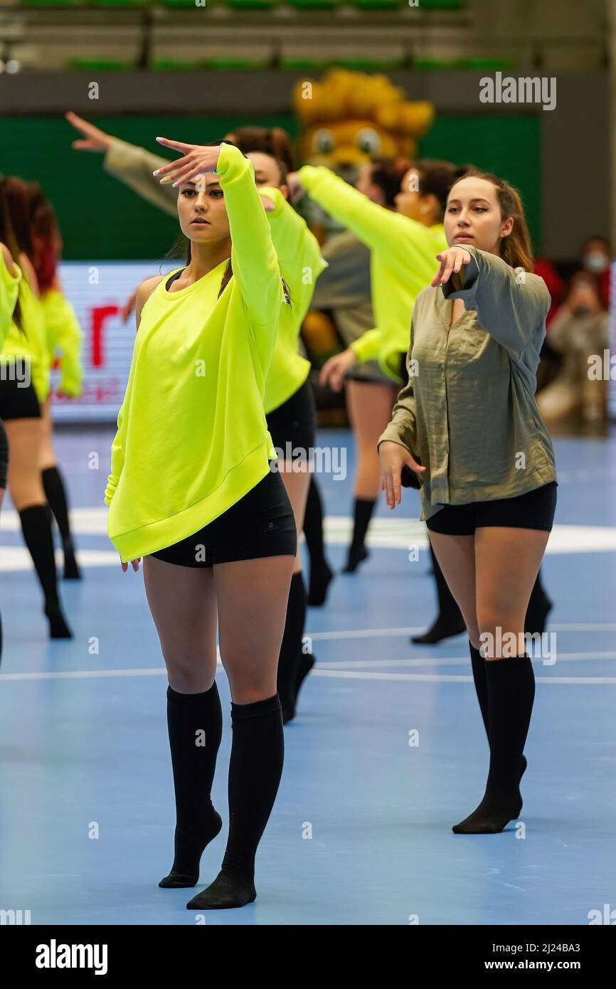 Lisbonne, Portugal. 29th mars 2022. Le groupe sportif de gymnastique CP se produit lors du dernier match de handball de la Ligue européenne EHF de 16 entre Sporting CP et SC Magdeburg à Pavilhão João Rocha.final score; Sporting CP 29:29 SC Magdeburg. Crédit : SOPA Images Limited/Alamy Live News Banque D'Images