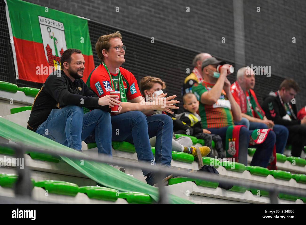 Lisbonne, Portugal. 29th mars 2022. Les fans de SC Magdeburg vus lors du dernier match de handball de la Ligue européenne EHF de 16 entre Sporting CP et SC Magdeburg à Pavilhão João Rocha.final score; Sporting CP 29:29 SC Magdeburg. Crédit : SOPA Images Limited/Alamy Live News Banque D'Images