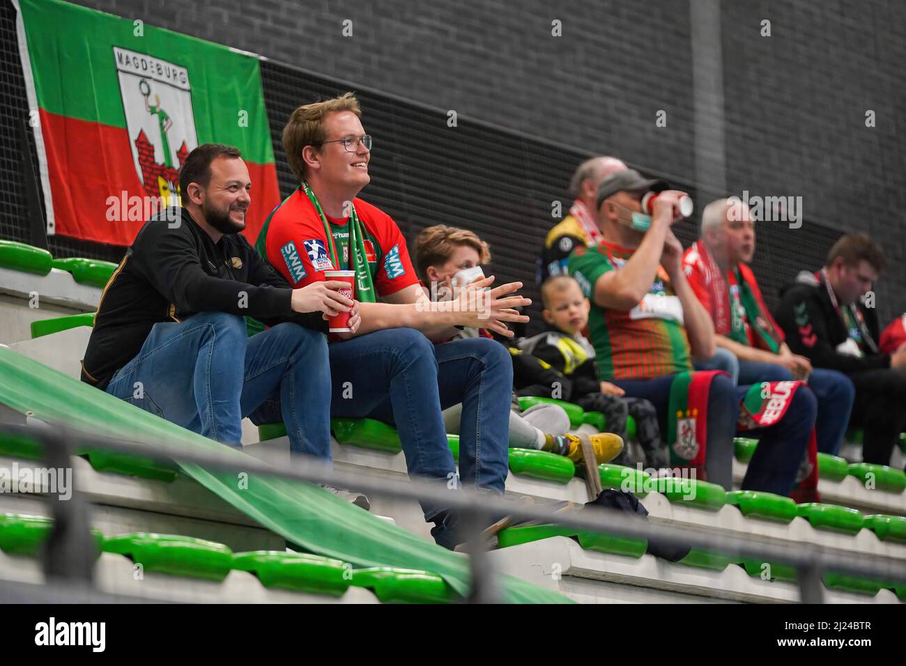 Lisbonne, Portugal. 29th mars 2022. Les fans de SC Magdeburg vus lors du dernier match de handball de la Ligue européenne EHF de 16 entre Sporting CP et SC Magdeburg à Pavilhão João Rocha.final score; Sporting CP 29:29 SC Magdeburg. (Photo de Bruno de Carvalho/SOPA Images/Sipa USA) crédit: SIPA USA/Alay Live News Banque D'Images