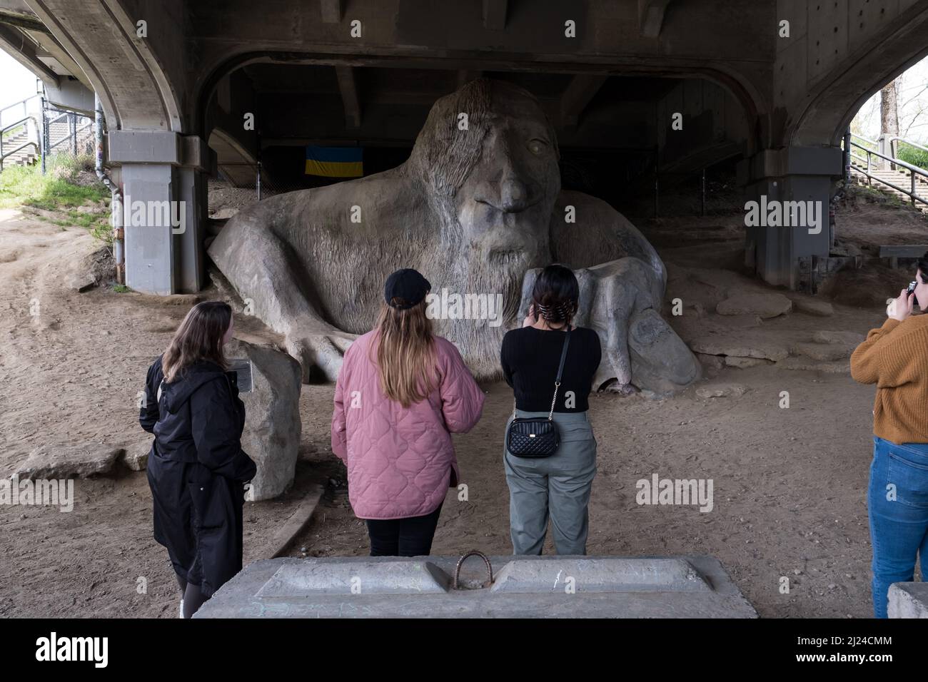 Seattle, États-Unis. 27th mars 2022. Le Troll sous le pont Aurora à Fremont. Banque D'Images