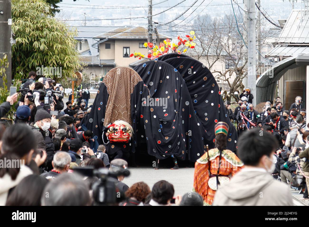 iida, nagano, japon, 2022/24/03 , début de l'événement appelé Lion Dance on a Float. La danse rituelle du lion japonais, « Shishimai », est habituellement exécutée Banque D'Images