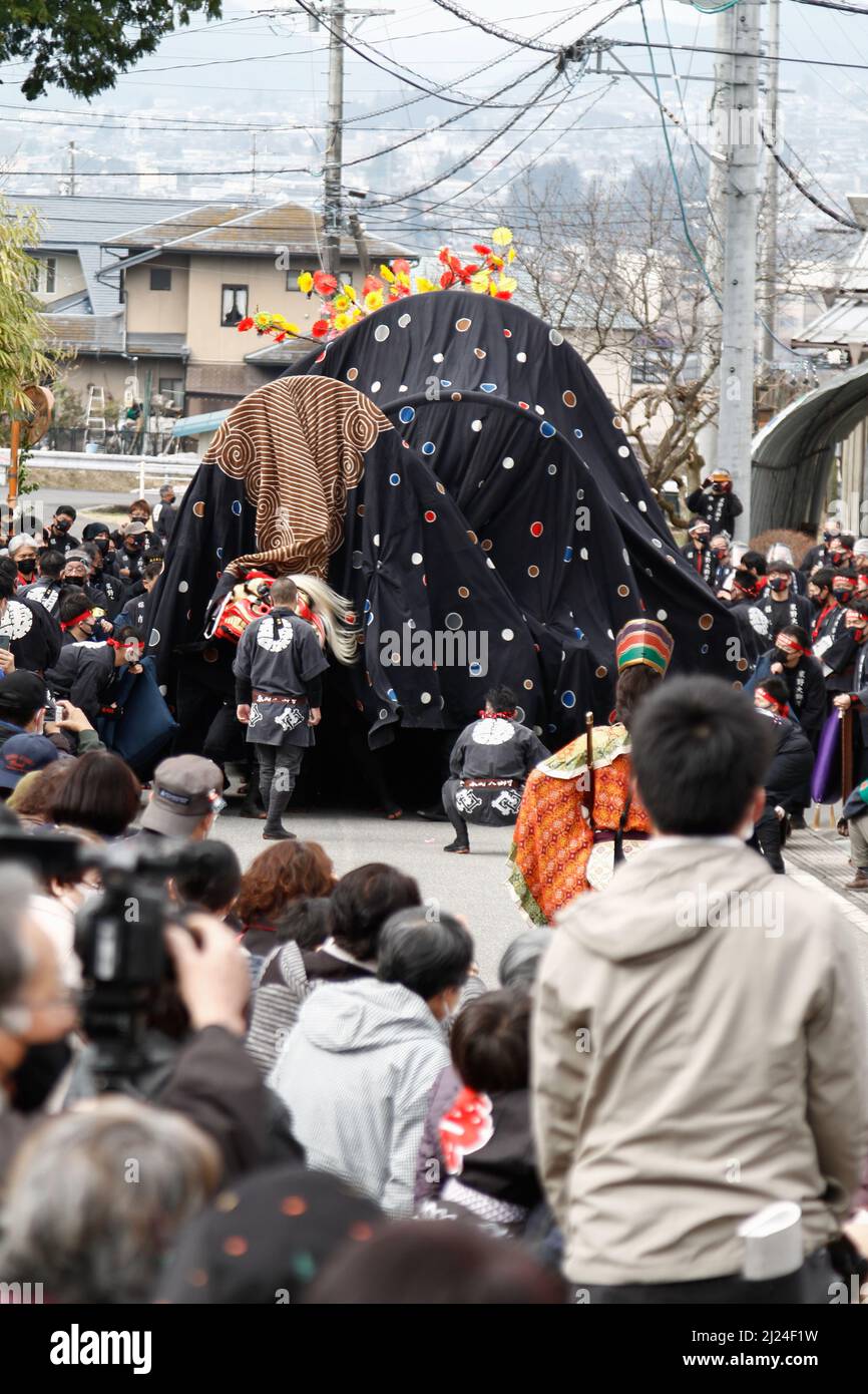 iida, nagano, japon, 2022/24/03 , début de l'événement appelé Lion Dance on a Float. La danse rituelle du lion japonais, « Shishimai », est habituellement exécutée Banque D'Images