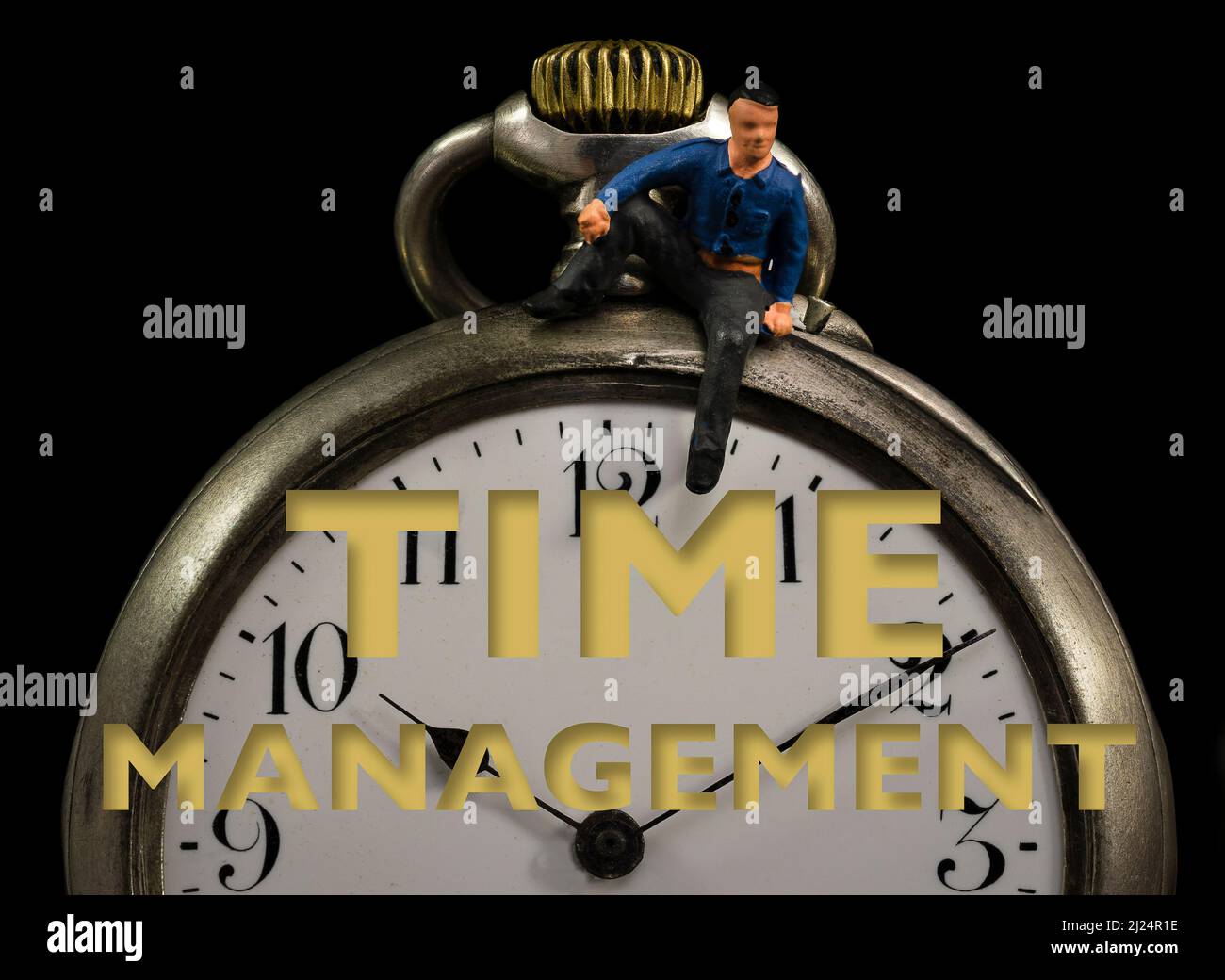 Homme d'affaires assis sur une vieille horloge de poche sous la pression du temps. Concept de gestion du temps. Banque D'Images