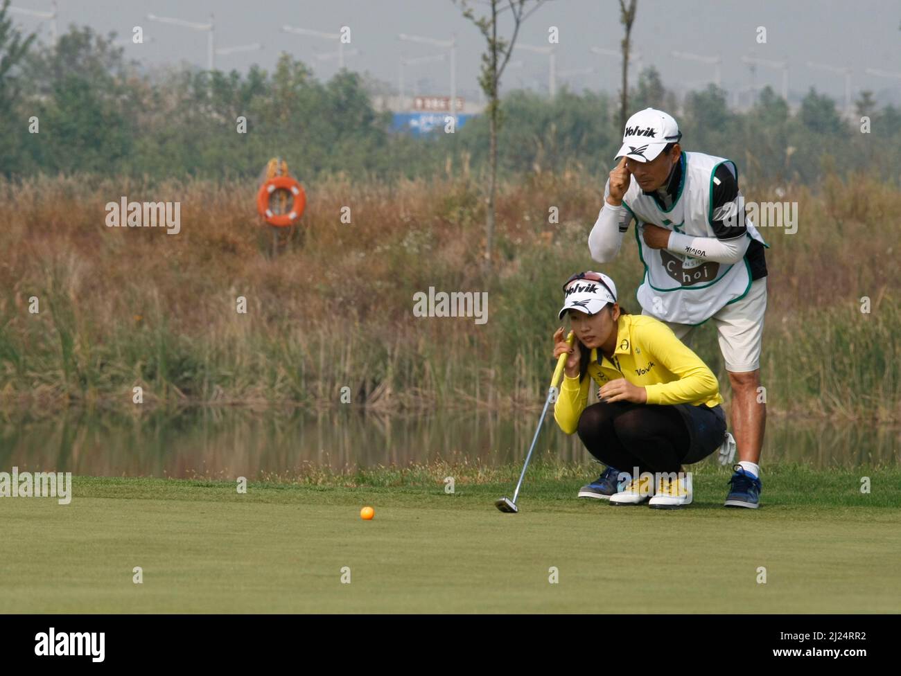 8 octobre 2011-Incheon, Corée du Sud-CHOI, Chella de Corée du Sud, a aligné un putt sur le 3th trous lors du championnat LPGA par Hana Bank au club de golf SKY72 à Incheon le 8 octobre 2011, Corée du Sud. Banque D'Images