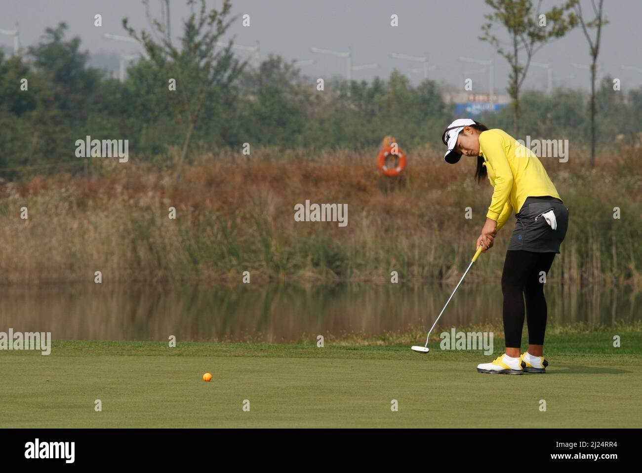 8 oct 2011-Incheon, Corée du Sud-CHOI, Chella de Corée du Sud, joue des shes putt sur le 3th trous lors du championnat LPGA par Hana Bank au club de golf SKY72 à Incheon le 8 oct 2011, Corée du Sud. Banque D'Images