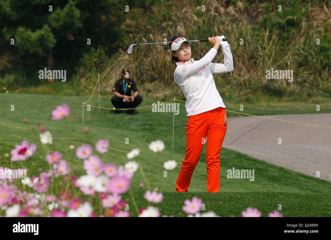 8 oct 2011-Incheon, South Korea-YOON, Seul-A de Corée du Sud, joue shes tee shot sur le 3th trou pendant le championnat LPGA par Hana Bank au club de golf SKY72 à Incheon le 8 oct 2011, Corée du Sud. Banque D'Images