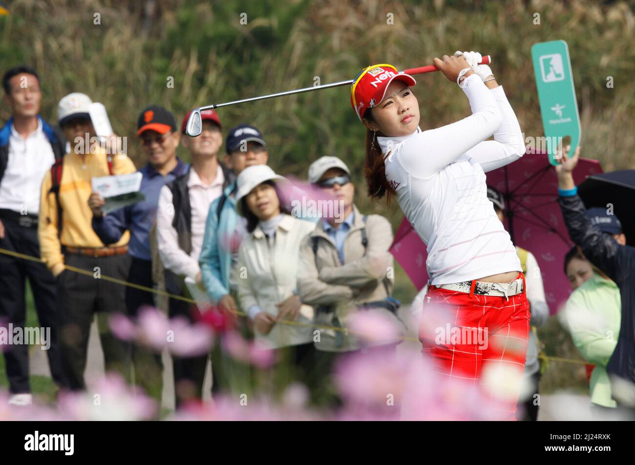 8 oct 2011-Incheon, Corée du Sud-YANG, Soo-jin de Corée du Sud, joue shes tee shot sur le 3th trous pendant le championnat LPGA par Hana Bank au club de golf SKY72 à Incheon le 8 oct 2011, Corée du Sud. Banque D'Images
