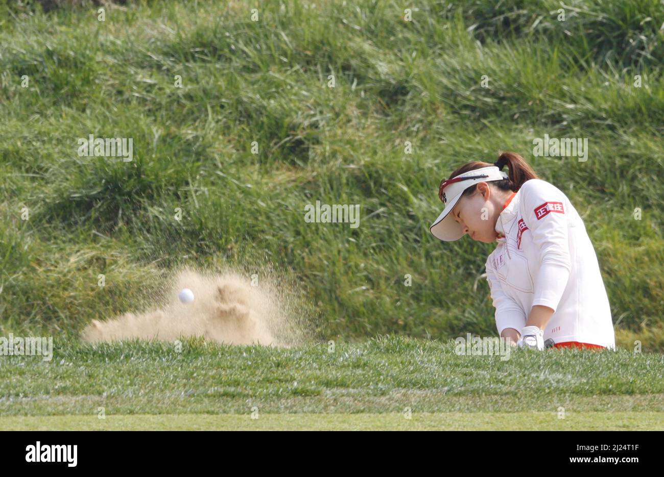 8 oct 2011-Incheon, South Korea-YOON, Seul-A de Corée du Sud, hits d'un bunker sur le 2th trous lors du championnat LPGA par Hana Bank au club de golf SKY72 à Incheon le 8 oct 2011, Corée du Sud. Banque D'Images