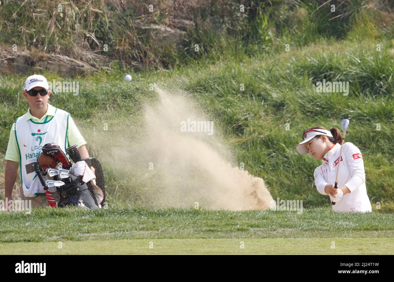 8 oct 2011-Incheon, South Korea-YOON, Seul-A de Corée du Sud, hits d'un bunker sur le 2th trous lors du championnat LPGA par Hana Bank au club de golf SKY72 à Incheon le 8 oct 2011, Corée du Sud. Banque D'Images